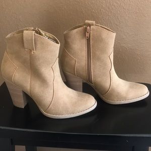 Tan American Eagle heeled booties